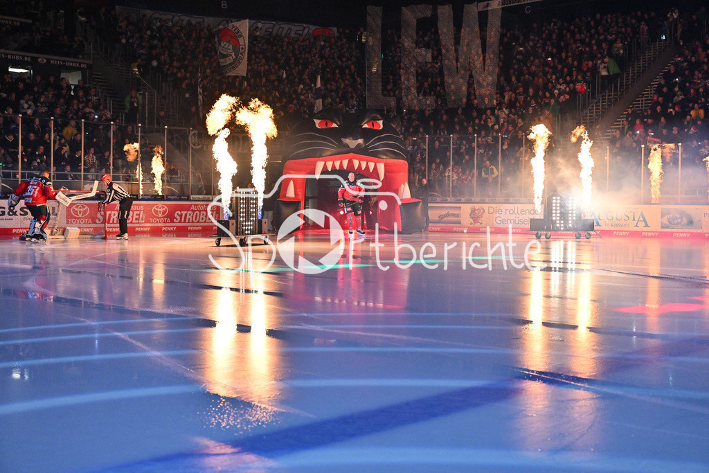 Augsburger Panther - Schwenninger Wild Wings | Der Einlauf der Panther vor der Partie gegen SChwenningen / Denis REUL (Augsburger Panther #29) / DEL: Augsburger Panther - Schwenninger Wild Wings, Curt Frenzel Stadion am 02.02.2025