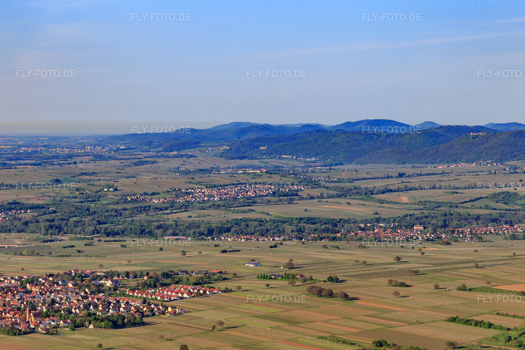 Luftbild: Südpfalzpanorama von Eschbach bus Schweigen in Klingenmünster im Bundesland Rheinland-Pfalz in Deutschland. Foto: IMG_131323.jpg vom 07.05.2022 durch Werner Riehm/FLY-FOTO.de