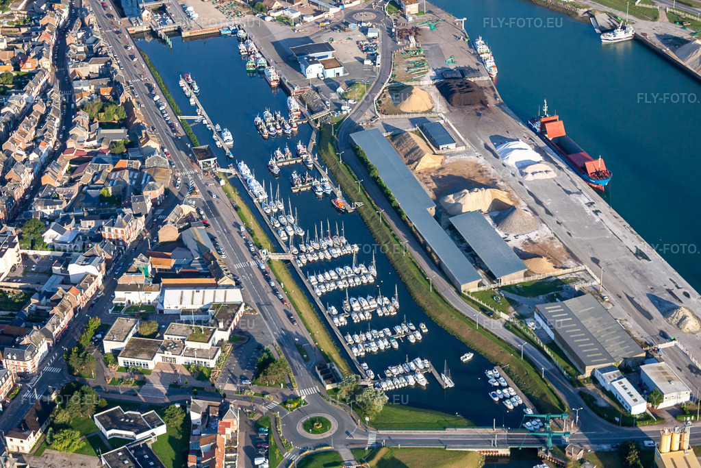 Vue aérienne: Marina à le quartier Treport Moderne in Le Tréport dans le département Seine-Maritime, France. Photo: IMG_70777.jpg prise le 24/08/2014 par Werner Riehm/FLY-FOTO.eu – Résolution de l'original: 4438 x 2958 px