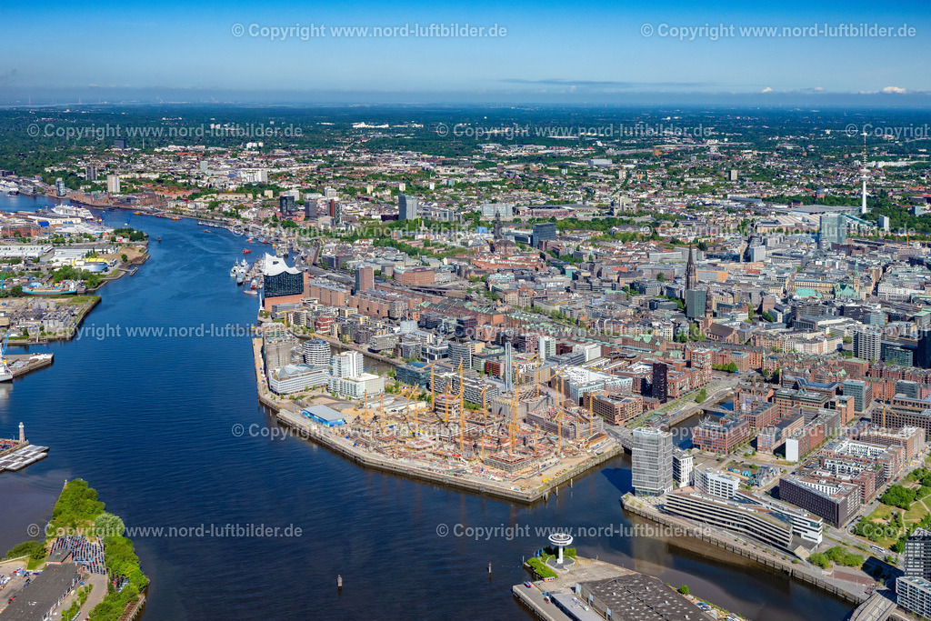 Hamburg_Hafencity_Baustelle_ELS_3529150522 | HAMBURG 15.05.2022 Baustelle zum Neubau des Gebäudekomplexes des Einkaufszentrum am Überseequartier am Chicagokai - Osakaallee im Bereich des ehemaligen Grasbrooks im Ortsteil Hafencity in Hamburg, Deutschland. Weiterführende Informationen bei: CHRISTIAN DE PORTZAMPARC,  Depenbrock Bau GmbH & Co. KG,  F + Z Baugesellschaft, Zweigniederlassung der Hecker Bau GmbH & Co. KG,  Stump-Franki Spezialtiefbau GmbH,  Unibail-Rodamco Germany GmbH,  Unibail-Rodamco ÜSQ Süd Quartiersmanagement GmbH. // Construction site for the new building complex of the shopping center at Ueberseequartier at Chicagokai - Osakaallee in the area of the former Grasbrooks in the Hafencity district in Hamburg, Germany. Further information at: CHRISTIAN DE PORTZAMPARC,  Depenbrock Bau GmbH & Co. KG,  F + Z Baugesellschaft, Zweigniederlassung der Hecker Bau GmbH & Co. KG,  Stump-Franki Spezialtiefbau GmbH,  Unibail-Rodamco Germany GmbH,  Unibail-Rodamco UeSQ Sued Quartiersmanagement GmbH. Foto: Martin Elsen