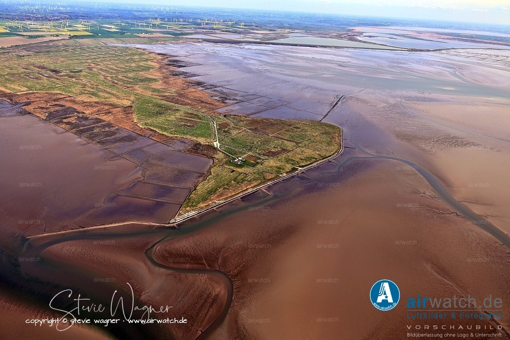 Die Hamburger Hallig ist ein wichtiges Brut- und Rastgebiet - Luftbild | Die Hallig ist ein wichtiges Brut- und Rastgebiet für zahlreiche Vogelarten.  Zu den Brütern zählen u. a. Rotschenkel, Austernfischer und Säbelschnäbler; als Durchzügler treten u. a. Großer Brachvogel, Knutt, Alpenstrandläufer, Uferschnepfe und Pfuhlschnepfe auf. Die Salzwiesen bieten Lebensraum für knapp 800 Tierarten, von denen manche nur hier vorkommen.