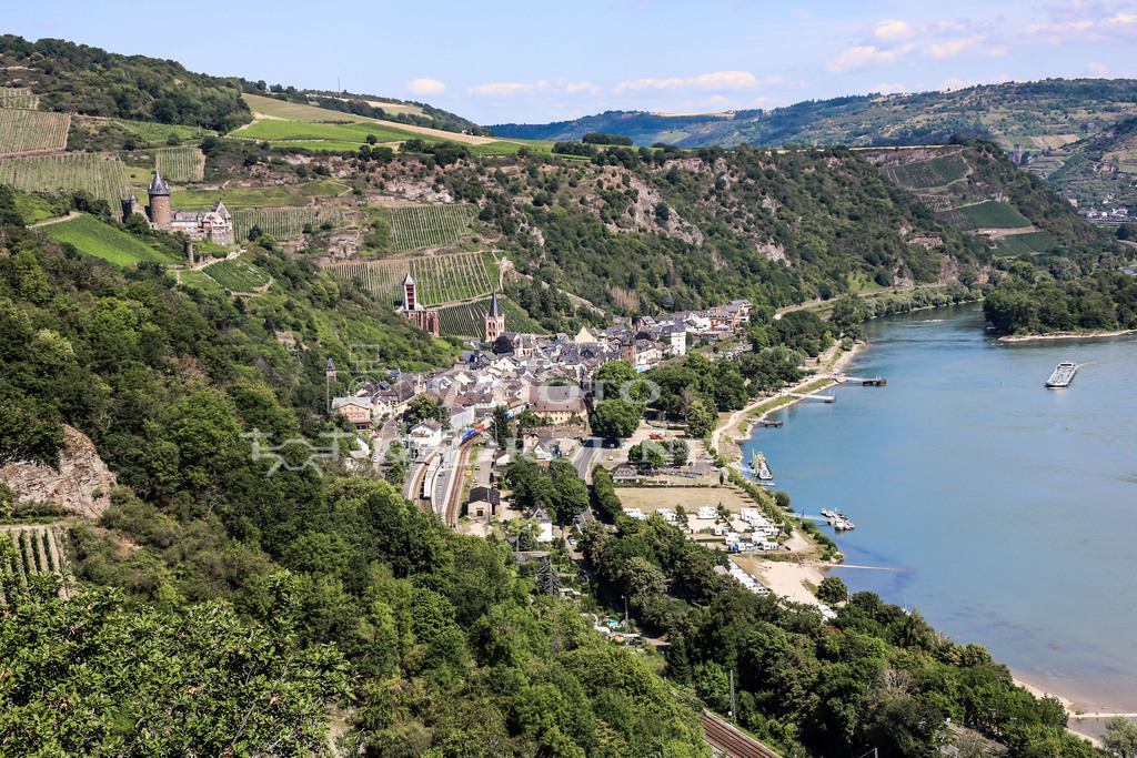 Bacharach-8290 | Luftaufnahme von Bacharach am Rhein. Auf diesem Luftbild ist Bacharach, die Burg Stahleck und das Rheinufer zu sehen. - Realisiert mit Pictrs.com