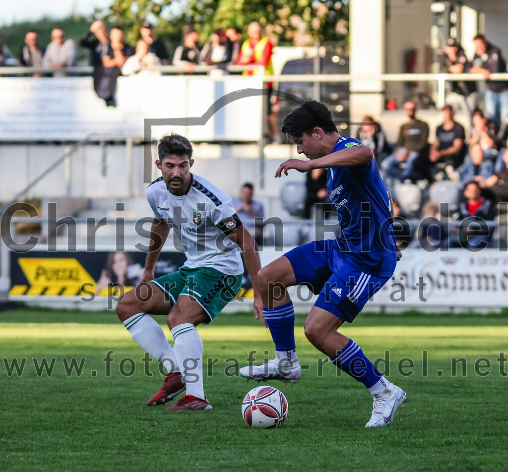 2023-08-01_055_FC_Schwaig_gegen_FC_Deisenhofen | Oberding, Deutschland, 01.08.2023:
Fußball, Toto-Pokal 2023 / 2024, 1. Spieltag, FC Schwaig gegen FC Deisenhofen, Endergebnis: 2:3

Johannes Empl (FC Schwaig, #14), Vincent Bürstner (FC Deisenhofen, #24)

Foto: Christian Riedel / fotografie-riedel.net