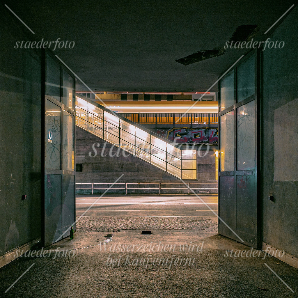 EDEKA_Ausfahrt_Buelowstrasse_Nacht2_du_strahlst_Berlin | Der Fotograf für Portraitfotografie aus Berlin | staederfoto.de - Realisiert mit Pictrs.com