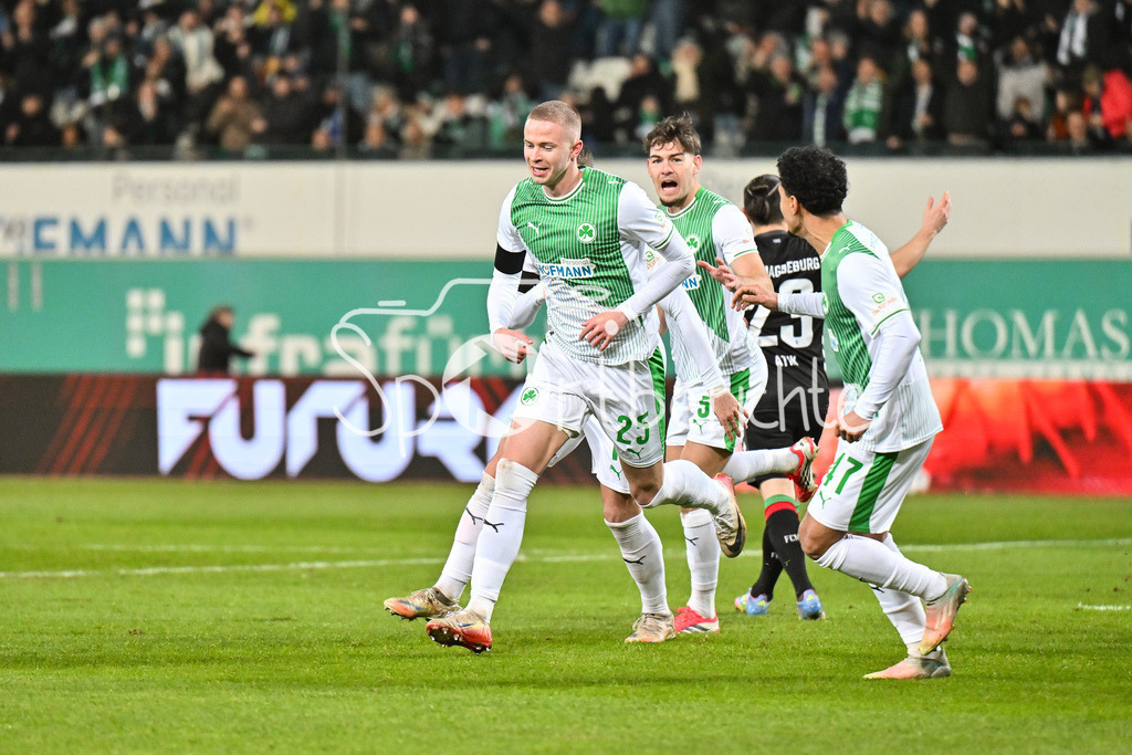 SpVgg Greuther Fürth - 1. FC Magdeburg | FUERTH, GERMANY - 06. FEBRUARY: Jubel der Fürther nach dem Treffer zum 1-0 durch Brynjar Ingo BJARNASON (SpVgg Greuther Fürth 25) / Tor / Torschuetze / Freude / Happy während dem Match zwischen der SpVgg Greuther Fürth und dem 1. FC Magdeburg am 21. Spieltag der 2. Bundesliga im Sportpark Ronhof Thomas Sommer