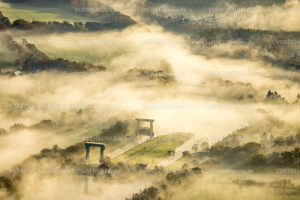 Haltern231104223 | Luftbild, Nebelschwaden über der Schleuse Flaesheim am Wesel-Datteln-Kanal und der Lippeaue, umgeben von herbstlichen Laubbäumen, Flaesheim, Haltern am See, Ruhrgebiet, Münsterland, Nordrhein-Westfalen, Deutschland