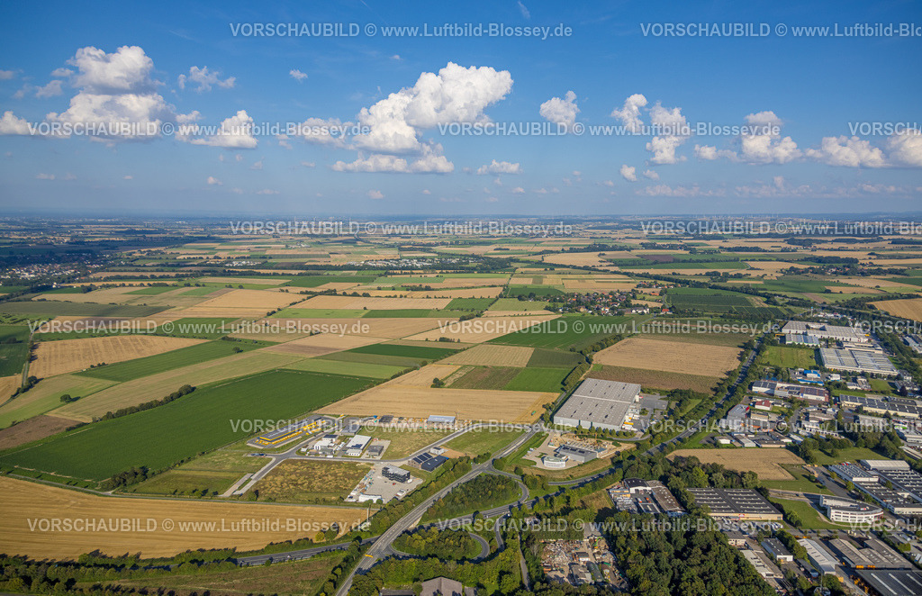Soest230806209 | Luftbild, Gewerbegebiet Süd-Ost, Wasserfuhr Straße mit DHL, Alfred Druck, Münstermann GmbH mit Baustelle, Wiesen und Felder Fernsicht, Soest, Soester Börde, Nordrhein-Westfalen, Deutschland