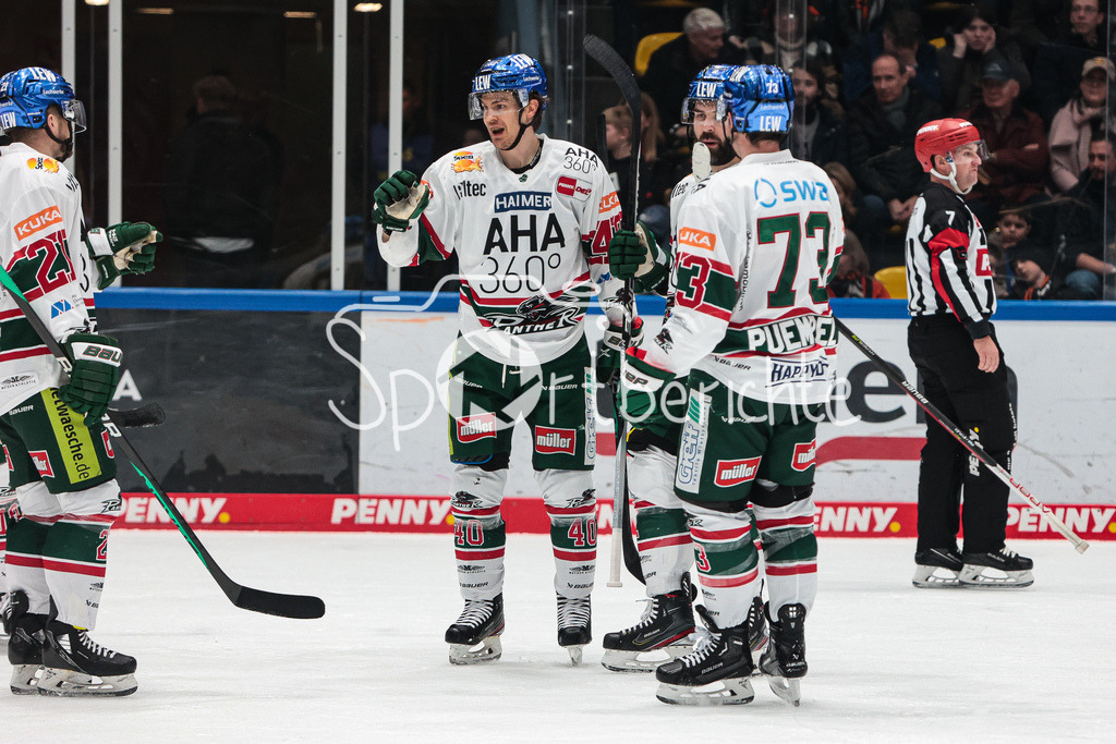 Löwen Frankfurt - Augsburger Panther | Jubel der Gaeste nach dem Treffer zum 1-2 durch Sebastian WAENNSTROEM (AEV #40)