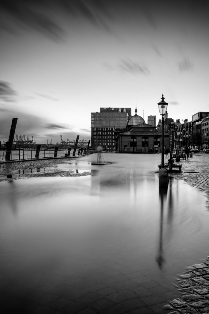 hochwasser am fischmarkt hamburg schwarzweiss bild auf leinwand acrylglas | Kaufen Sie Hamburg Bilder und Hamburg Fotos auf Leinwand, Acrylglas, Alu-Dibond, oder als Poster in Hamburgs großer Onlinegalerie. Elbphilharmonie Bilder, Hamburger Hafen, Speicherstadt, Alster und viel mehr.