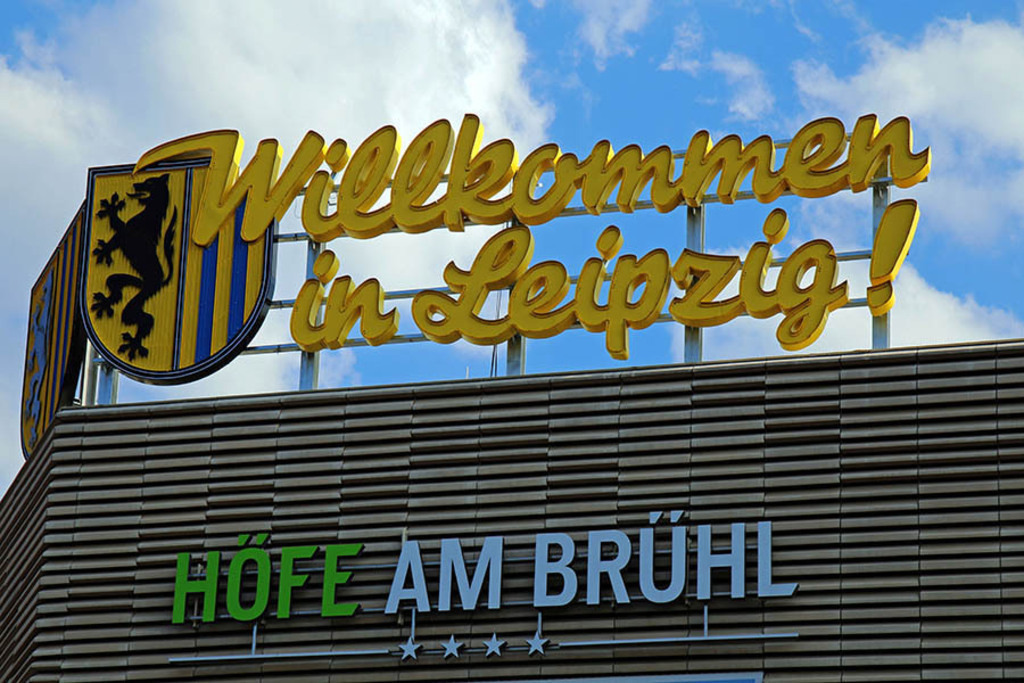 Foto: Leipzig - Leuchtreklame - Mein Leipzig lob ich mir auf dem Dach der Höfe am Brühl | Das Team hinter BILDLEXIKON LEIPZIG bündelt historische wie aktuelle Informationen über die Stadt Leipzig in Text und Bild auf einer Plattform und stellt diese der interessierten Öffentlichkeit zur Verfügung.