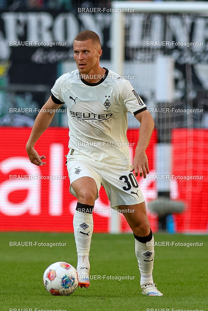 Borussia Mönchengladbach vs Hamburger SV - Bundesliga  | Mönchengladbach, Deutschland, 24.08.25:   Nico Elvedi (Borussia Mönchengladbach) in Aktion am Ball, Einzelaktion waehrend des Spiels der Bundesliga zwischen Borussia Mönchengladbach vs Hamburger SV im Stadion im Borussia Park(Foto von Brauer-Fotoagentur / Adrian Schlueter)