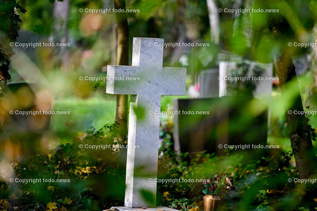 Friedhof_ Kreuz_ Kruzifix_ Jesu Christi_ Allerheiligen_ 26.10.2024-47 | 26.10.2024, Friedhof, AUT, Allerheiligen, Themenbilder im Bild Friedhof, Kreuz, Kruzifix, Jesu Christi, Allerheiligen, Engerl, Engel, Kerzen, Grab, Grablicht, Blumen, Skulptur, Grabstein, Symbolbild, Grablaterne, Grabkerze, Grabkerzen, Grablichter, Kerze, Grabkreuz, Gedenken, Bestattung, Verstorbene, Totenruhe, Grab, Urne, Blumenschmuck, Schmuck, Besucher, Feature, kreativ, creativ, Linz