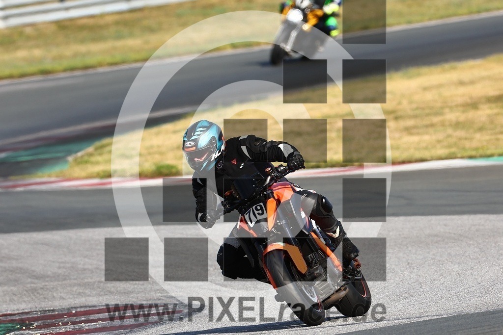 0079-20240909_03300 | Schöne Erinnerungen an spannende Momente - das festzuhalten ist unser Job. PIXELrace.de ist seit 2003 auf den Rennstrecken Europas unterwegs um die Action draußen beim Fahren und die wunderbare Stimmung imm Fahrerlager für euch einzufangen.