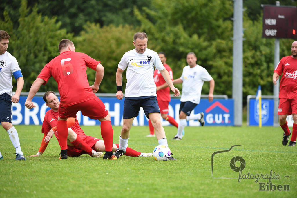 SV Brake Ü40-BW Bümmerstede (Ü40) | Kreispokal Finale Jade-Weser-Hunte Ü40; SV Brake Ü40 (rot)-BW Bümmerstede Ü40 (weiß) am 15.06.2025 in Rastede (Sportanlage Köttersweg), Photo: Philip Eiben 2025 - Realisiert mit Pictrs.com