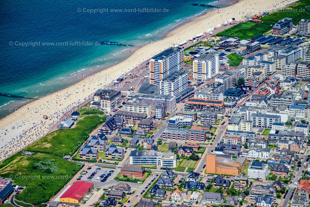 Sylt_Westerland_Strand_ELS_0687210625 | SYLT 13.08.2025 Hochhaus- Gebäude der Hotelanlage und des Congress Centrum am Sandstrand an der Friedrichstraße in Sylt Nordsee - Insel im Bundesland Schleswig-Holstein, Deutschland. Weiterführende Informationen bei: Hotel Roth, Hayo Feikes & Co.,  Insel Sylt Tourismus-Service GmbH. // High-rise building of the hotel complex and the Congress Center on the sandy beach at Friedrichstrasse in Sylt, North Sea island in the federal state of Schleswig-Holstein, Germany. Further information at: Hotel Roth, Hayo Feikes & Co.,  Insel Sylt Tourismus-Service GmbH. Foto: Martin Elsen