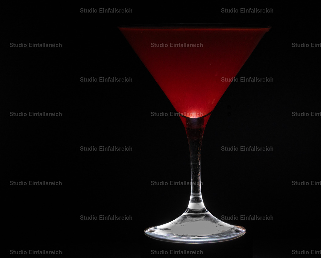 Roter Martini – Eleganz im Glas | Ein Martiniglas, gefüllt mit tiefem Rot, leuchtet dramatisch aus samtigem Schwarz. Klare Konturen und satte Farbe machen das Motiv zum eleganten Hingucker für Bar, Lounge oder Esszimmer. Pure Stimmung, edel inszeniert. Als Fine-Art-Print und Wandbild in verschiedenen Größen erhältlich. - Realisiert mit Pictrs.com