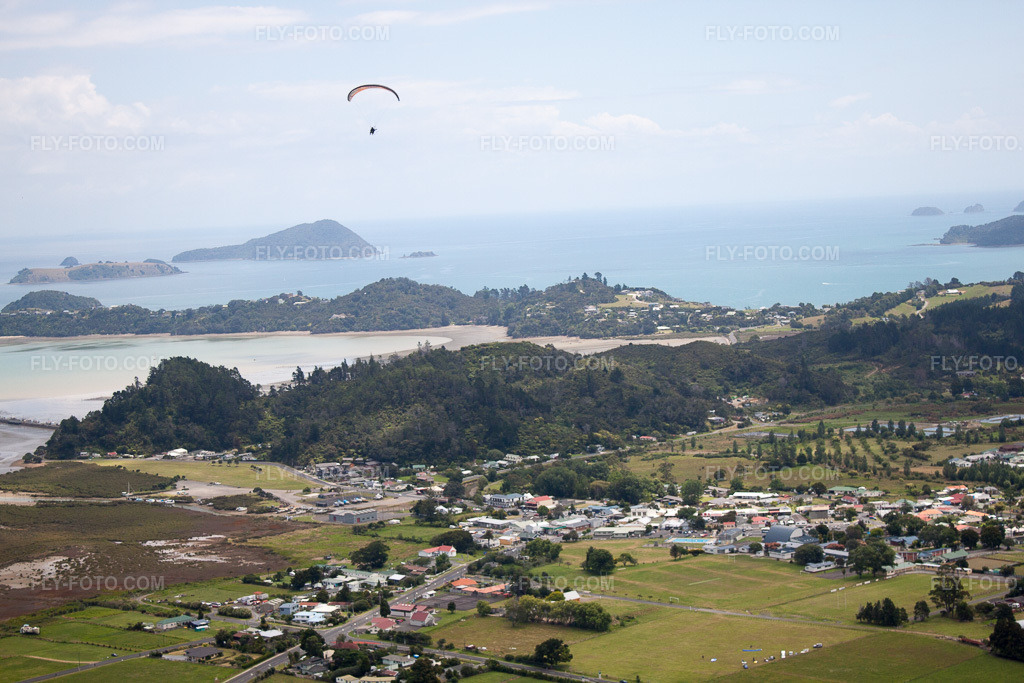 Aerial view: View of the town in Coromandel in the state Waikato, New Zealand. – Photo: IMG_55613.jpg taken on 01/12/2013 by Werner Riehm/FLY-FOTO.com – Resolution of the original: 4752 x 3168 px