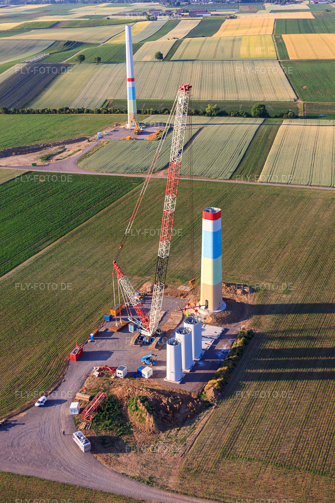 Luftbild: Ineinander gesteckte Segmente der Masten eines Windrads vor der Montage in Offenbach an der Queich im Bundesland Rheinland-Pfalz in Deutschland. Foto: IMG_67901.jpg vom 14.06.2014 durch Werner Riehm/FLY-FOTO.de