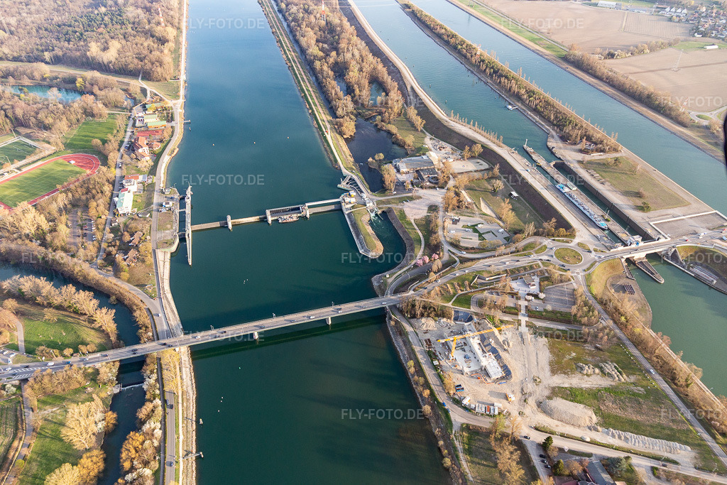 Luftbild: Staustufe im Altrhein bei Breisach am Rhein, darunter, bereits auf französischer Seite, zwei Schleusen des Rheinseitenkanals in Breisach am Rhein im Bundesland Baden-Württemberg in Deutschland. Foto: IMG_113181.jpg vom 22.03.2019 durch Werner Riehm/FLY-FOTO.de