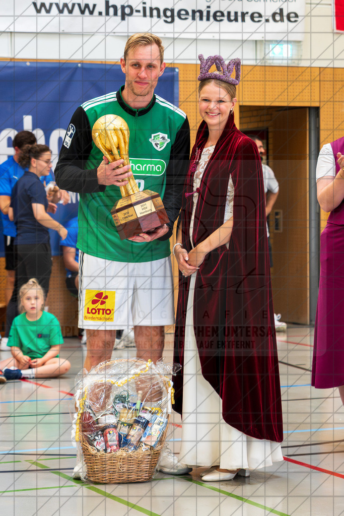 IHC 2026 - TSV Hannover-Burgdorf vs. HC Hamburg | Marian Michalczik (TSV Hannover-Burgdorf #22), Heidekönigin; IHC 2026 - TSV Hannover-Burgdorf vs. HC Hamburg am 09.08.26 in Sporthalle KGS, Schneverdingen - Realisiert mit Pictrs.com