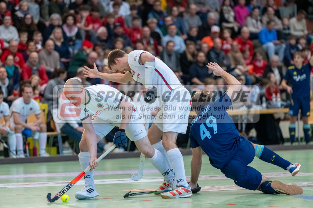 HK_20250118_101770 | 1/4 Finale 1. Bundesliga Halle Herren Crefelder HTC - Zehlendorfer Wespen am 18.1.2025 Halle Glockenspitz, Krefeld , Jonathan Ehling ( Crefelder HTC #1 ) , Breucker Julius ( Crefelder HTC #2 ) , Paul Umlauf ( Zehlendorfer Wespen #49 )
