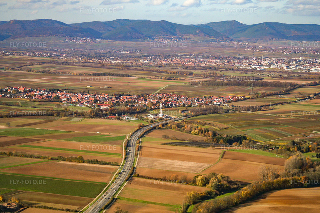Luftbild: Bohrturm für Geothermie in Insheim im Bundesland Rheinland-Pfalz in Deutschland. Foto: IMG_14503.jpg vom 08.11.2008 durch Werner Riehm/FLY-FOTO.de