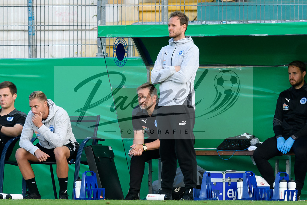 LOTKSC20210809_052 | Fussball, Herren: Trainer Andy Steinmann (Sportfreunde Lotte) schaut beim Spiel der 1. Runde im DFB-Pokal zwischen SF Lotte und Karlsruher SC im Stadion am Lotter Kreuz am 09.08.2021 in Lotte, Deutschland.DFB / DFL REGULATIONS PROHIBIT ANY USE OF PHOTOGRAPHS AS IMAGE SEQUENCES AND/OR QUASI-VIDEO. - Realisiert mit Pictrs.com