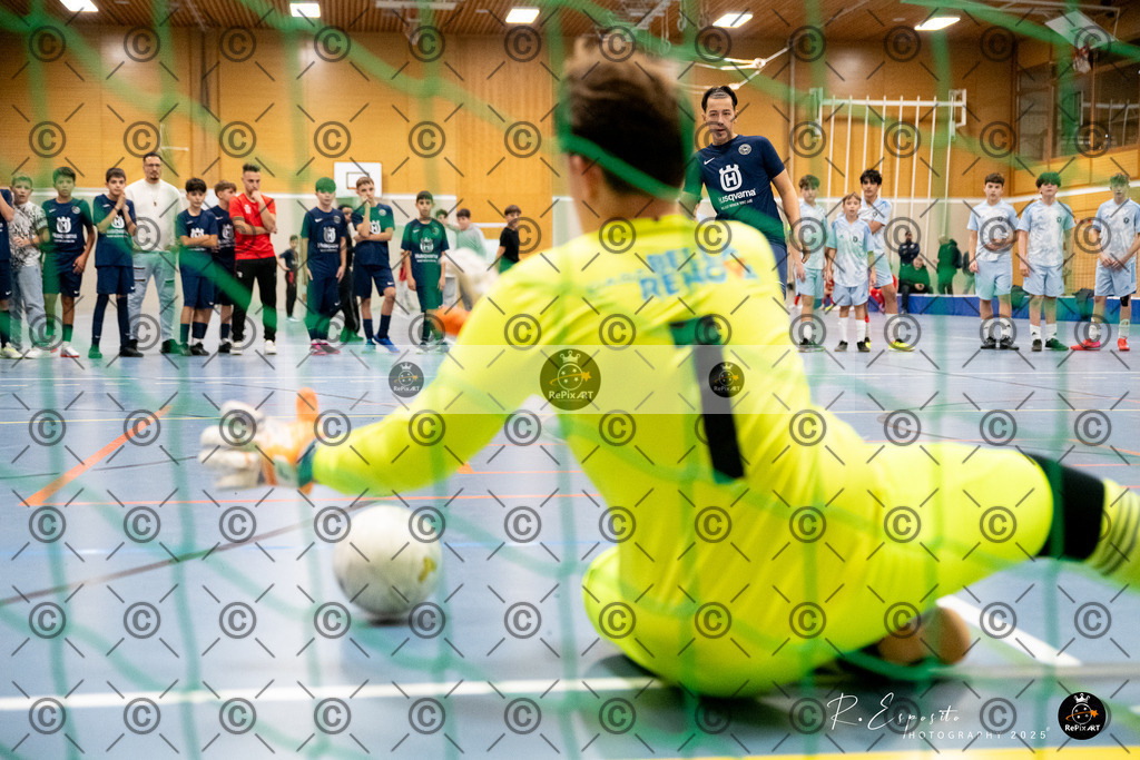 20251122_20251122_FCR-Hallenturnier-D-2_009-23 | Sport und Naturfotografie von Roberto Esposito zeigt echte Momente Bewegung und die Schönheit der Natur. Ausdrucksstarke Bilder schaffen Emotionen.
