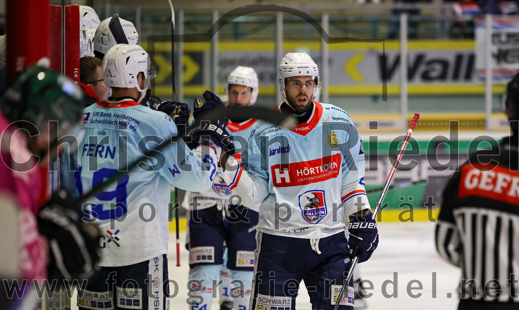 2025-10-05_100_TSV_Erding_gegen_Heilbronner_Falken | Erding, Deutschland, 05.10.2025:Eishockey, Oberliga Süd 2025 / 2026, 6. Spieltag, TSV Erding gegen Heilbronner Falken, Endergebnis: 3:1Jubel nach dem 1:1 Ausgleich durch Luis Ludin (Heilbronner Falken, #57)Leon Fern (Heilbronner Falken, #19), Sebastian Hon (Heilbronner Falken, #21)Foto: Christian Riedel / fotografie-riedel.net