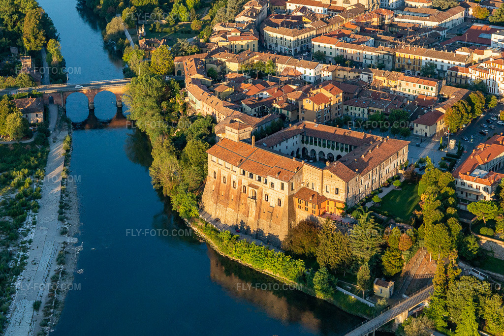 Aerial view: Cassano d'Adda Castle on the banks of the Adda River in Lombardy in Cassano d’Adda in the state Lombardy, Italy. – Photo: IMG_134468.jpg taken on 09/19/2022 by Werner Riehm/FLY-FOTO.com – Resolution of the original: 5074 x 3383 px