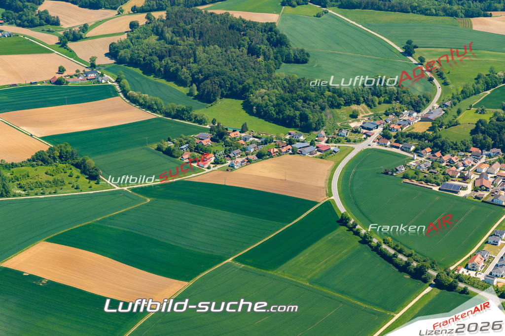 Hinzelbach-Weng-2024-132 | Die Luftbild Suche. Hier finden Sie Luftaufnahmen, Drohnen und Schrägluftbilder von Städten und Orte. Aktuelle + Archiv Luftbilder auch mit Lizenz.