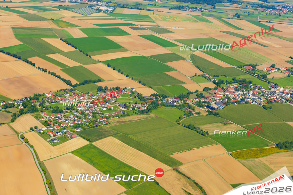 Klassische Luftaufnahme ohne Drohne zeigt:Hofkirchen bei Laberweinting - Die Luftbildaufnahme wurde 2025 vom UL-Flugzeug heraus erstellt ( keine Drohne ) - Hochauflösende Luftaufnahme -Nicht vergleichbar mit Google Maps oder Satelittenbilder- Die Geschenkidee !Mit Lizenz und Bildrechte bestellbar