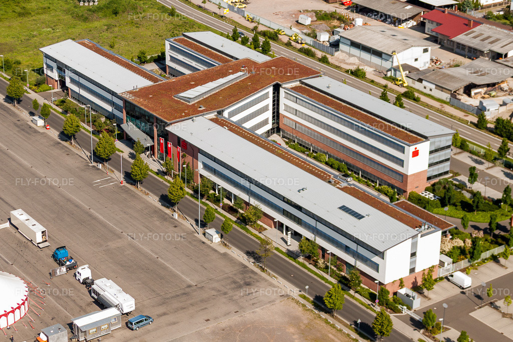 Luftbild: Banken- Verwaltungsgebäude des Finanzdienstleistungs- Unternehmens Sparkasse Südliche Weinstraße in der Pfalz im Ortsteil Queichheim in Landau im Bundesland Rheinland-Pfalz in Deutschland. Foto: IMG_27372.jpg vom 23.05.2010 durch Werner Riehm/FLY-FOTO.de
