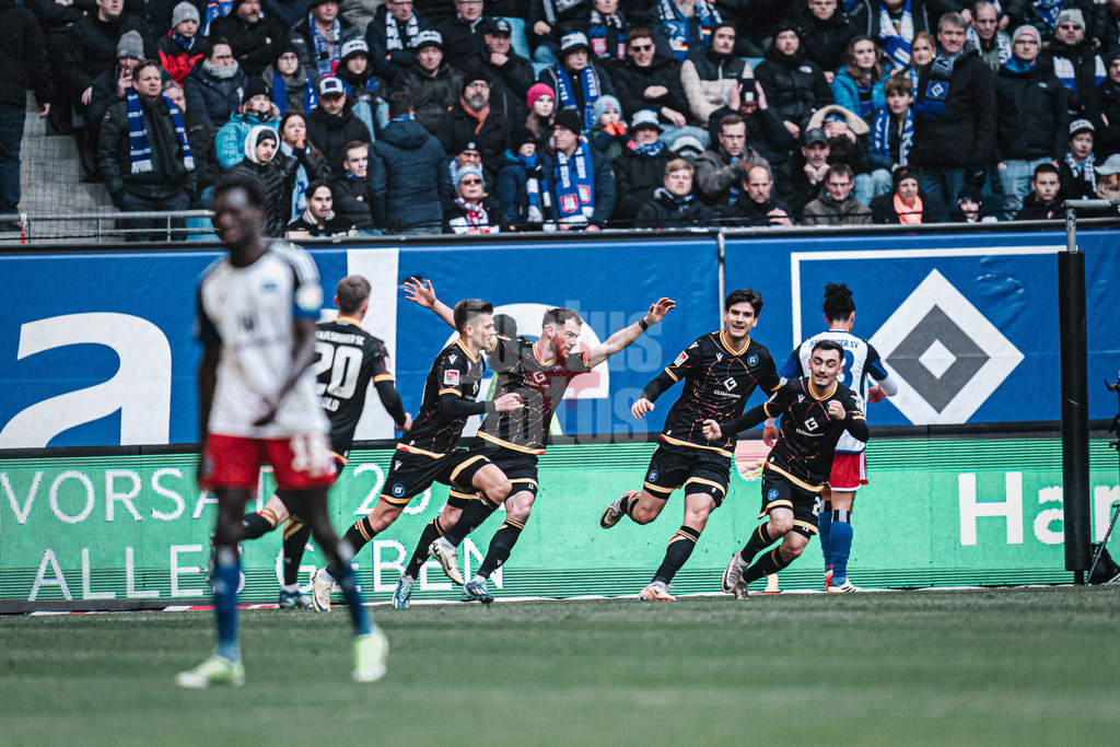 Fußball | Männer | Saison 2023/2024 | 2. Fußball-Bundesliga | 19. Spieltag | Hamburger SV vs. Karlsruher SC | 28.01.2024 | Marvin Wanitzek (#10, Karlsruher SC) trifft und der ksc jubelt