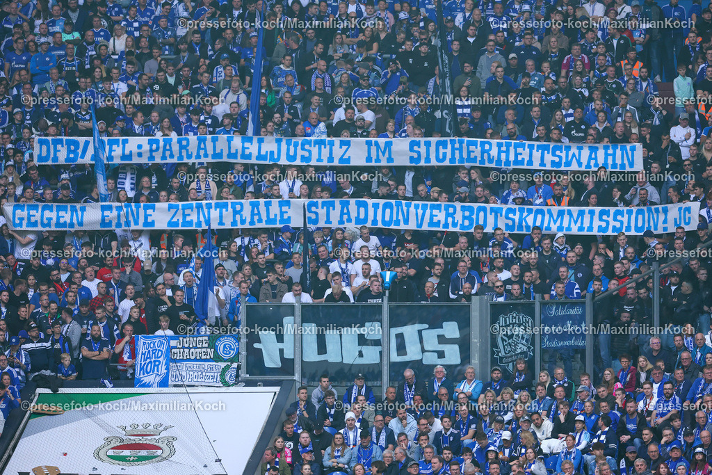 Schalke26102401042 | 26.10.2024, Fußball, FC Schalke 04 - SpVgg Greuther Fürth, 2. Fußball Bundesliga, Veltins-Arena Gelsenkirchen, Saison 2024 2025: Protestbanner gegen StadionverbotskommissionDFB regulations prohibit any use of photographs as image sequences and or quasi-video.