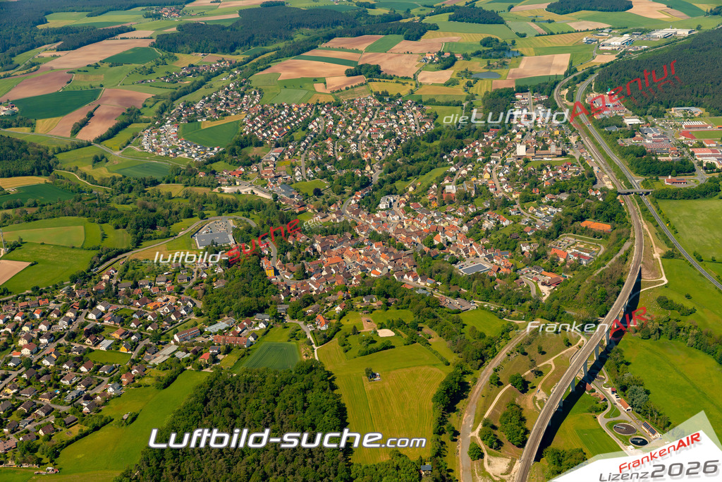 Das Luftbild zeigt :  Emskirchen - Die Luftaufnahme wurde 2024 vom UL-Flugzeug aus erstellt ( keine Drohne ) - Hochauflösende Luftaufnahme - Für grossformatige Ausdrucke geeignet. Die Geschenkidee !Mit Lizenz und Bildrechte bestellbar