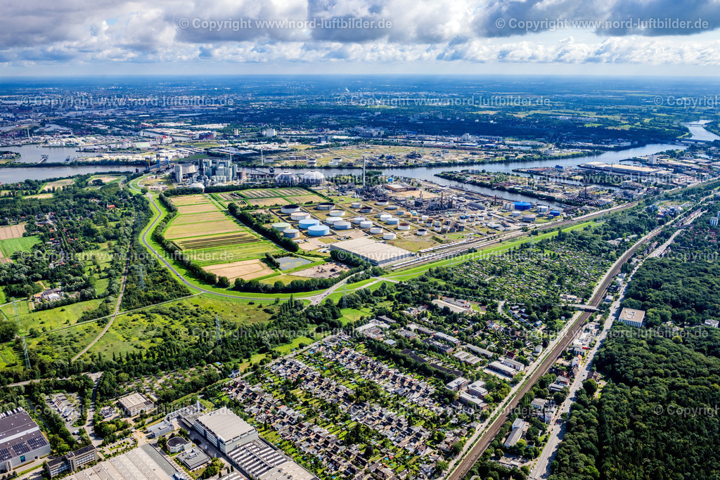 Hamburg_Harburg_Seehafen_Gewerbegebiet_ELS_1574050823 | HAMBURG 05.08.2023 Kaianlagen und Schiffs- Anlegestellen an den Hafenbecken von Seehafen 1 bis 4 an der Süderelbe im Ortsteil Harburg in Hamburg, Deutschland. // Quays and boat moorings at the port of the inland port Seehafen 1 to 4 on the southern Elbe in the district Harburg in Hamburg, Germany. Foto: Martin Elsen