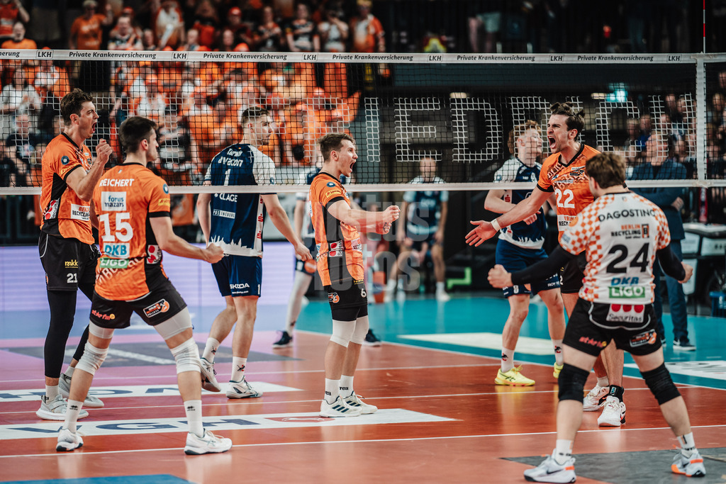 Volleyball | Herren | Saison 2024/2025 | 1. Volleyball Bundesliga Männer | Finale | SVG Lüneburg vs. BERLIN RECYCLING Volleys | 01.05.2025 | Berlin jubelt nach dem Sieg, v.l. Tobias Krick (#21, Berlin Recycling Volleys) Moritz Reichert (#15, Berlin Recycling Volleys) Johannes Tille (#6, Berlin Recycling Volleys) Jake Hanes (#22, Berlin Recycling Volleys) und Kyle Dagostino (#24, Berlin Recycling Volleys)