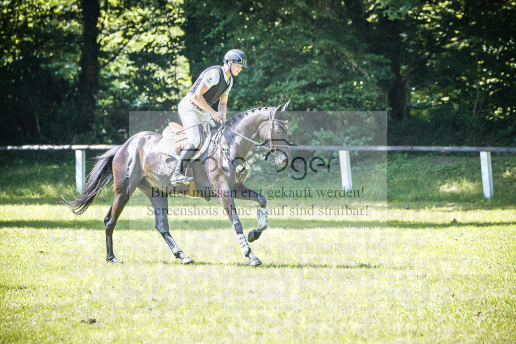 DOS_4738 | Entdecke hochwertige Reitturnierfotos von Foto Oger. Professionell, emotional und authentisch – jetzt Lieblingsmomente im Shop bestellen.Deutschlandweite Turnierfotografie. - Realisiert mit Pictrs.com