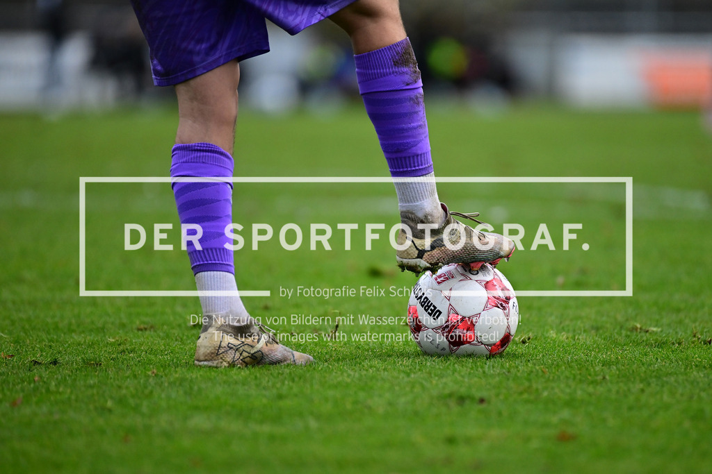 Fußball I Herren I Saison 2025-2026 I Regionalliga Nord I 21. Spieltag I FC St. Pauli II - VfB Lübeck I 32985 | Symbol, Symbolfoto, Symbolbild, Sinnbild, Bildsymbol, Darstellung, Signum: Fußball, Fussball, auf dem Boden, Abschlag, Abstoß, Fußballschuh, Schuh, Ball, Linie, Rasen, Freistoß, Elfmeter, 11-Meter, 11 meter, Eckstoß, Ecke,  - Realisiert mit Pictrs.com