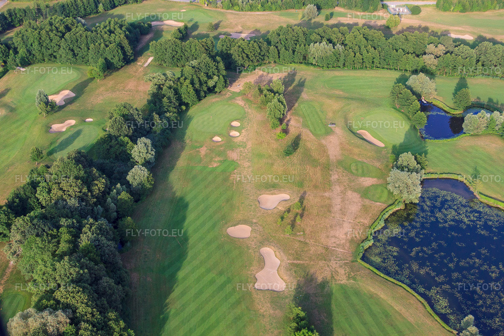 Vue aérienne: Étangs et greens du club de golf de Baden-Baden Soufflenheim à Soufflenheim dans le département Bas Rhin, France – .Photo: IMG_30501.jpg prise le 09/07/2010 par Werner Riehm/FLY-FOTO.eu – Résolution de l'original: 4752 x 3168 px