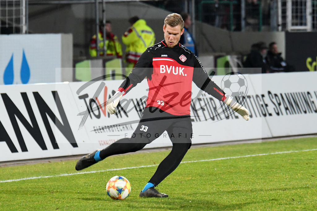 20200214_SCPFWK_0025 | Fussball, Herren: Torhueter Eric Verstappen (FC Wuerzburger Kickers) in Aktion, am Ball, Einzelaktion waehrend des Spiels der 3. Liga zwischen SC Preussen Muenster und FC Wuerzburger Kickers im Preussenstadion am 14.02.2020 in Muenster, Deutschland.DFB / DFL REGULATIONS PROHIBIT ANY USE OF PHOTOGRAPHS AS IMAGE SEQUENCES AND/OR QUASI-VIDEO. - Realisiert mit Pictrs.com