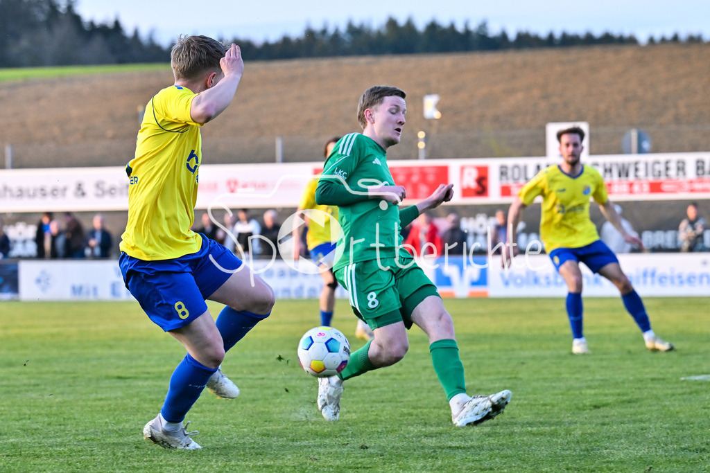 FC Pipinsried - TSV Grünwald | im Duell Tim GREIFENEGGER (FCP #8) un Leon SAMMER (TSV Gruenwald 8) / zweikampf / Bayernliga Sued: FC Pipinsried - TSV Gruenwald, Kuechenstadel Arena am 11.04.2025