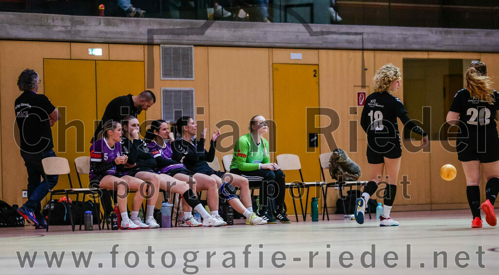 2024-01-27_029_SpVgg_Altenerding_gegen_HSG_Schwab-kirchen | Erding, Deutschland, 27.01.2024:
Handball, Bezirksoberliga Frauen Altbayern 2023 / 2024, 12. Spieltag, SpVgg Altenerding gegen HSG Schwab/kirchen, Endergebnis: 39:28

Trainer Andreas Mittermeier (SpVgg Altenerding), Lena Prem (SpVgg Altenerding, #5), Torfrau Hanna Obermair (SpVgg Altenerding, #1), Elisabeth Rubner (HSG Schwab/kirchen, #18)

Foto: Christian Riedel / fotografie-riedel.net