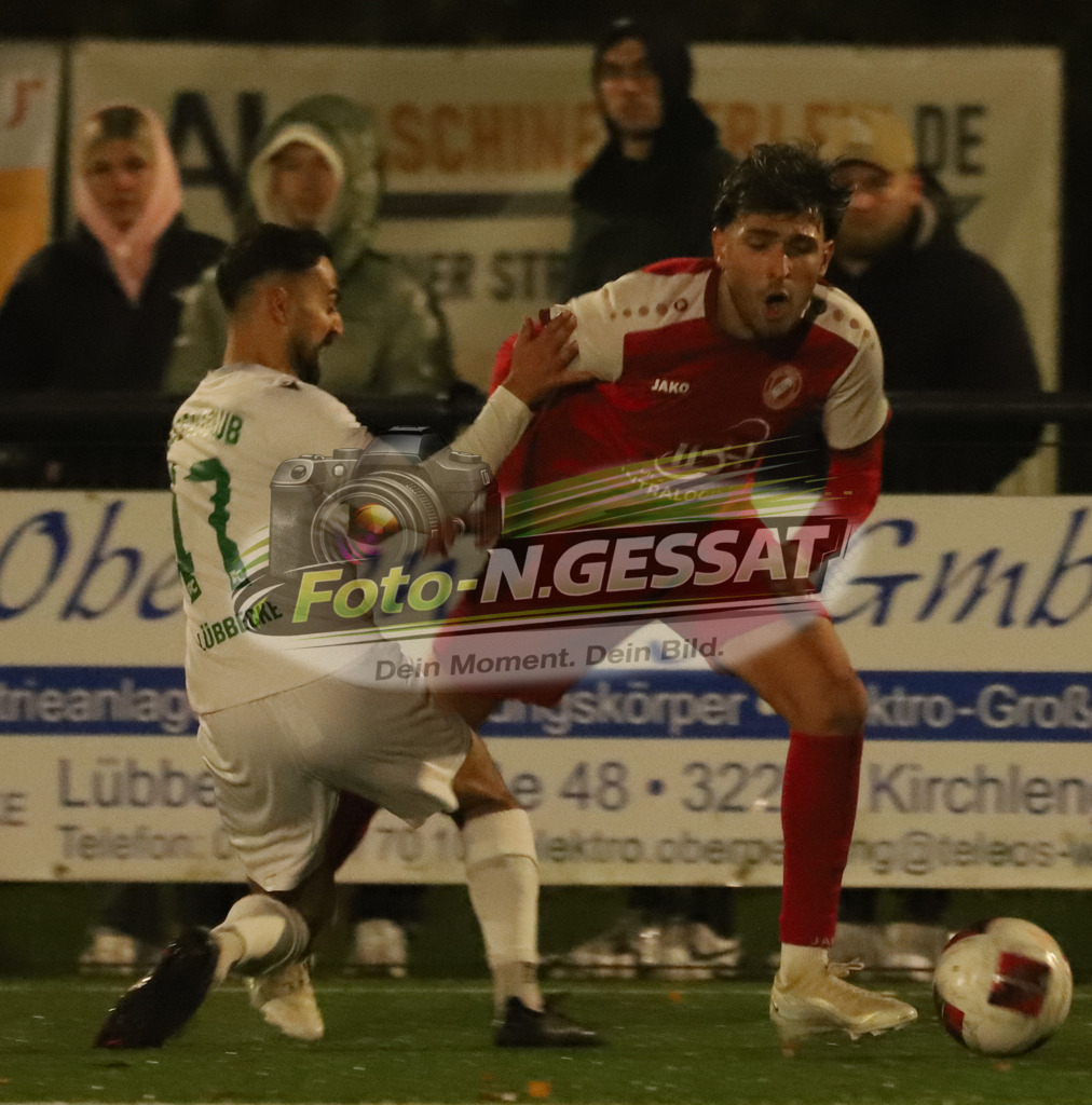 FC RW Kirchlengern - FC Lübbecke | Auf dem Bild zu sehen: rot FC RW Kirchlengern: Altan Dincdemir ; weiß FC Lübbecke: k.A.FC RW Kirchlengern, FC Lübbecke, Saison 25/26, Landesliga, Kirchlengern, Deutschland - Realisiert mit Pictrs.com