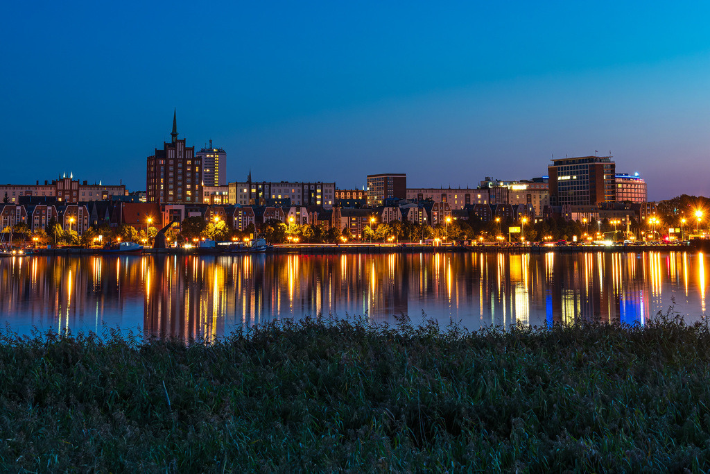 Blick über die Warnow auf die Hansestadt Rostock am Abend | Blick über die Warnow auf die Hansestadt Rostock am Abend.