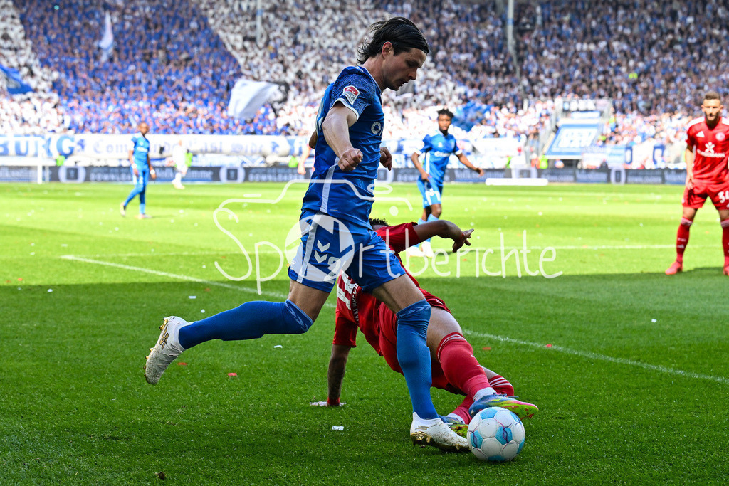 1. FC Magdeburg - Fortuna Düsseldorf | im Duell Jean HUGONET (FC Magdeburg 24) und Myron van BREDERODE (Fortuna Duesseldorf 10) / Zweikampf / 2. Bundesliga: 1. FC Magdeburg - Fortuna Duesseldorf, Avnet-Arena am 18.05.2025 / DFL REGULATIONS PROHIBIT ANY USE OF PHOTOGRAPHS AS IMAGE SEQUENCES AND/OR QUASI-VIDEO