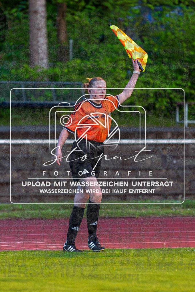 Bezirksliga Herren LG - TV Jahn Schneverdingen II vs. Buchholzer FC | Lina Sophie Brandt (Schiedsrichterassistentin); Bezirksliga Herren LG - TV Jahn Schneverdingen II vs. Buchholzer FC am 15.05.26 in Osterwald-Stadion, Schneverdingen - Realisiert mit Pictrs.com