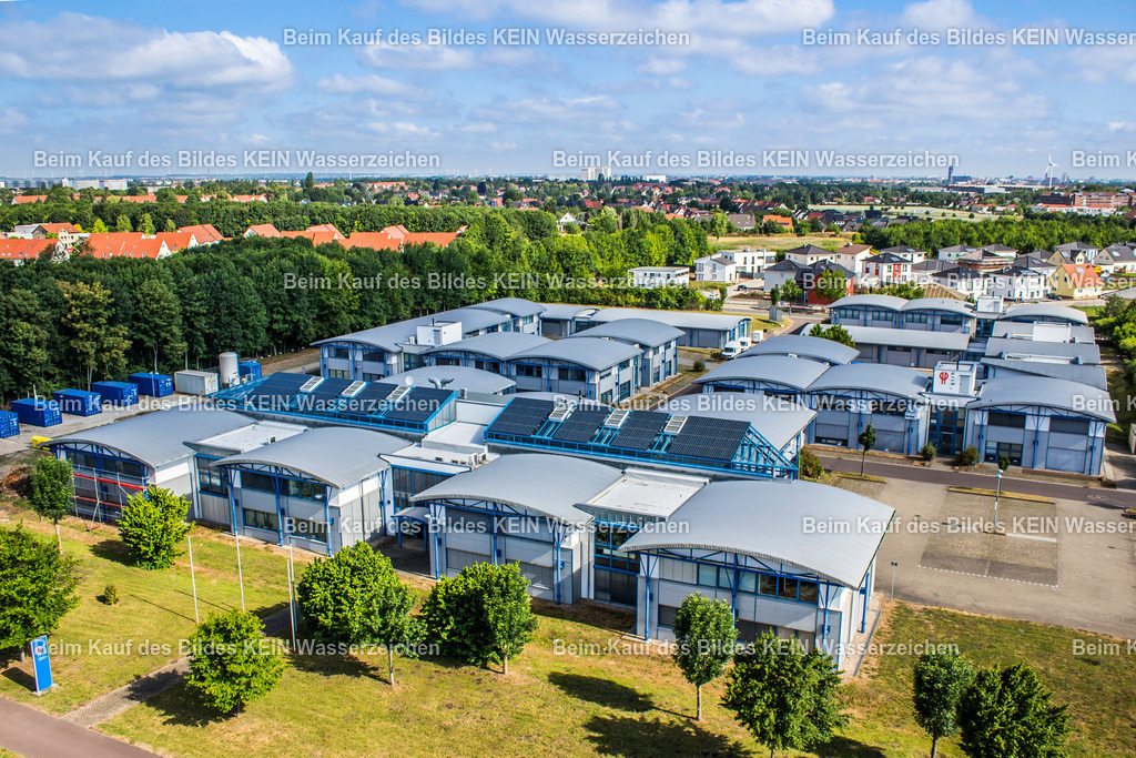 Luftbild Magdeburg GTZH-3408 | Blick aus der tief fliegenden Drohne auf den gesamten Komplex des Gewerbe- und Technologiezentrums Handwerk (GTZH) in Magdeburg. Die nahe Perspektive zeigt die verschiedenen Gebäude, ihre Anordnung und das unmittelbare Umfeld des Gewerbestandortes.Das Motiv bildet einen bewussten Kontrast zur vorherigen Aufnahme: Dort wurde ein einzelnes Gebäude des GTZH aus der Froschperspektive von unten gezeigt, hier wird der gesamte Komplex aus der Luft erfasst.Damit wird deutlich, wie unterschiedlich sich ein Unternehmens- oder Gewerbestandort fotografisch darstellen lässt. Die Nahaufnahme von unten betont Architektur und Fassadendetails, während die Drohnenaufnahme den räumlichen Zusammenhang und die Dimension des gesamten Standortes vermittelt.Zwei Perspektiven auf denselben Standort – und ein gutes Beispiel dafür, dass professionelle Standortfotografie nicht nach einem festen Schema funktioniert, sondern die passende Perspektive für die jeweilige Bildaussage nutzt. - Realisiert mit Pictrs.com