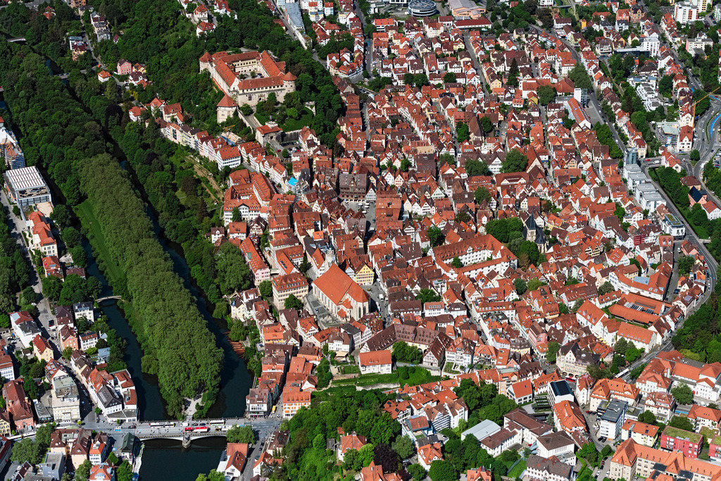 dr__0096843.jpg | TüBINGEN 19.05.2022 Altstadtbereich und Innenstadtzentrum in Tübingen im Bundesland Baden-Württemberg, Deutschland. // Old Town area and city center in Tuebingen in the state Baden-Wurttemberg, Germany. Foto: Daniel Reiter
